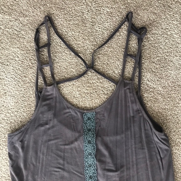 Strappy & crocheted gray tank top - Picture 2 of 4
